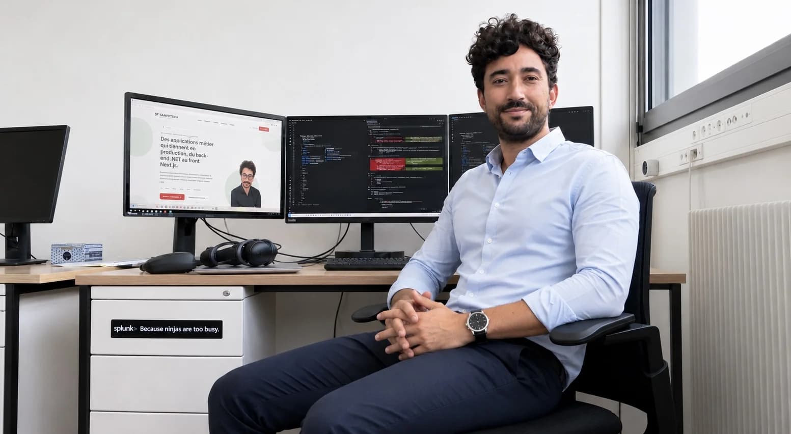 Ayyoub Fahmi à son bureau, le site SANFYTECH affiché à l'écran